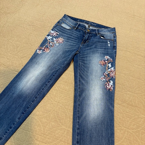 Share  WHBM Straight Crop Jeans Size 2 Denim Floral Embroidered Cropped Raw Edge - Picture 3 of 8